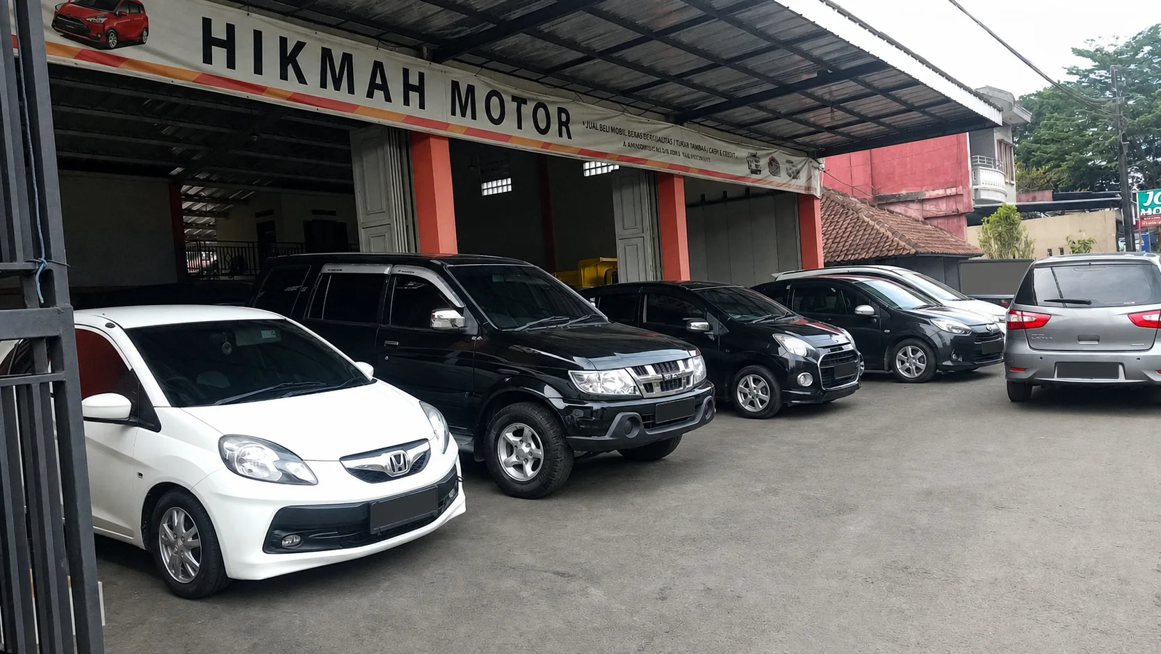 Tampak depan showroom Hikmah Motor di Cikoneng, Ciamis
